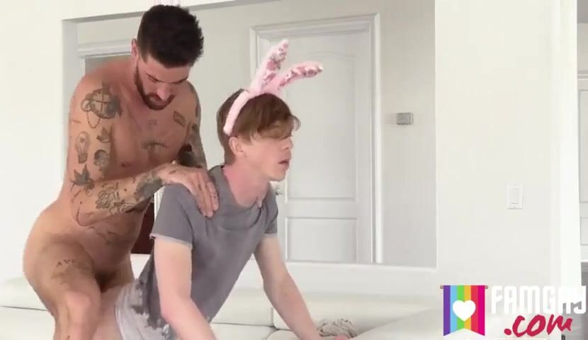 سكس شواذ - حبيبي هيجني بطيزه الأبيض و هو منحني - xnxx gay