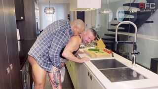 سكس رجال - جاري الأسمر ناكني في المطبخ - نيك طيز - xnxx gay